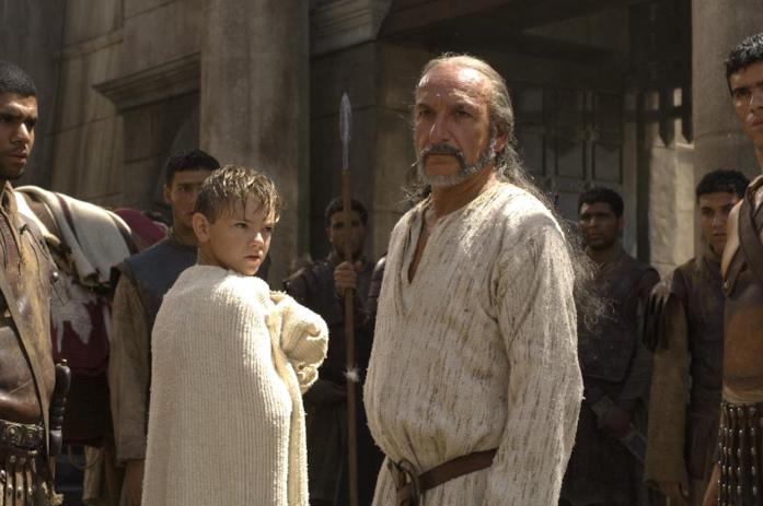 Il mago Ambrosinus e il piccolo Romolo Augusto Thomas Sangster e Ben Kingsley