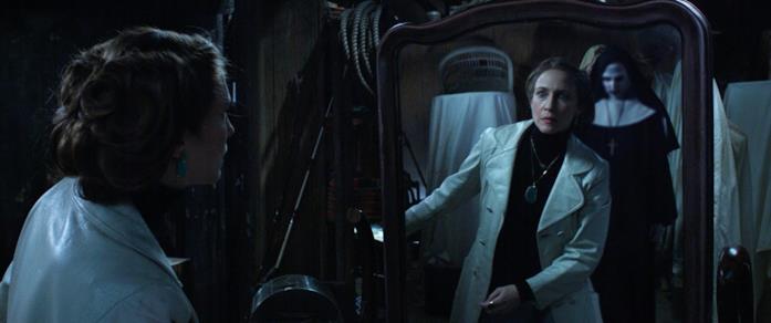 Valak assume le sembianze di una suora solo nei film Valak riflesso nello specchio osservato da Lorraine in una scena di The Conjuring 2