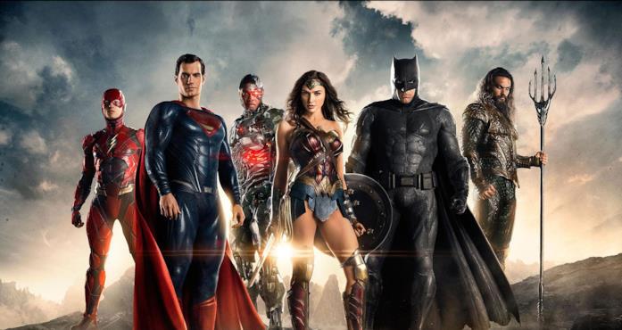 Superman e il team della Justice League La Justice League (da sx. Ezra Miller, Henry Cavill, Ray Fisher, Gal Gadot, Ben Affleck e Jason Momoa) si stagliano contro l'alba