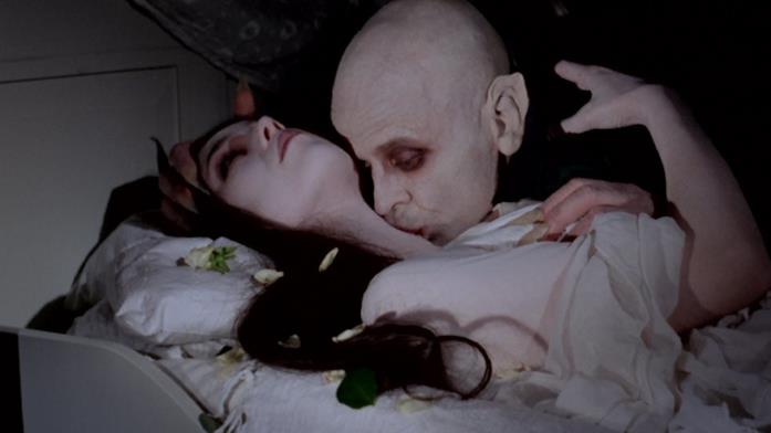 Klaus Kinski ha interpretato il Conte Dracula in Nosferatu, il principe della notte Un'immagine che ritrae Dracula intento a nutrirsi della sua preda