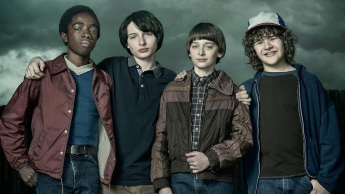Lucas, Mike, Will e Dustin Lucas, Mike, Will e Dustin in posa in un'immagine promozionale di Stranger Things