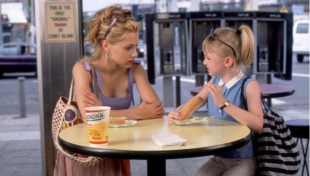 Brittany Murphy e Dakota Fanning in Le Ragazze dei Quartieri Alti Una scena di Le Ragazze dei Quartieri Alti