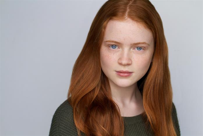 Sadie Sink all'annuncio dell'entrata nel cast di Stranger Things Primo piano di Sadie Sink, con maglione verde