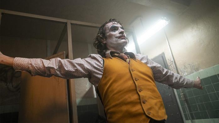 Joaquin Phoenix nei panni di Arthur Fleck in una scena del film Joker