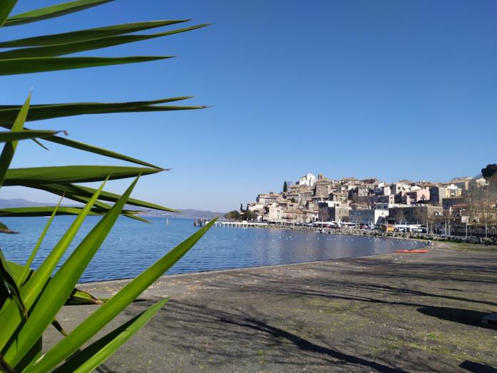 Dove è stato girato Chiamami ancora amore: le location Veduta su Anguillara Sabazia