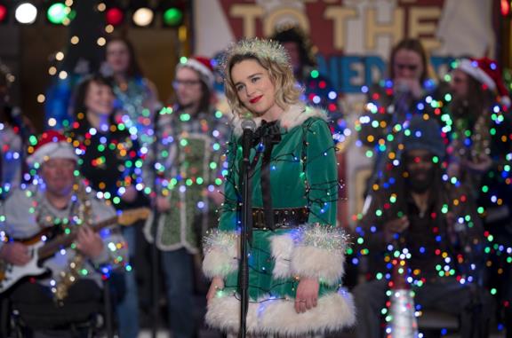 Emilia Clarke in una scena del film Last Christmas