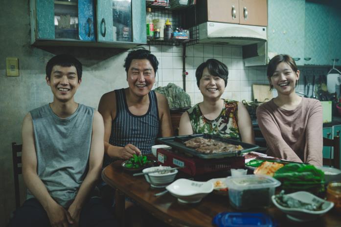 Choi Woo-shik, Song Kang-ho, Chang Hyae Jin e Park So-dam in una scena del film Parasite