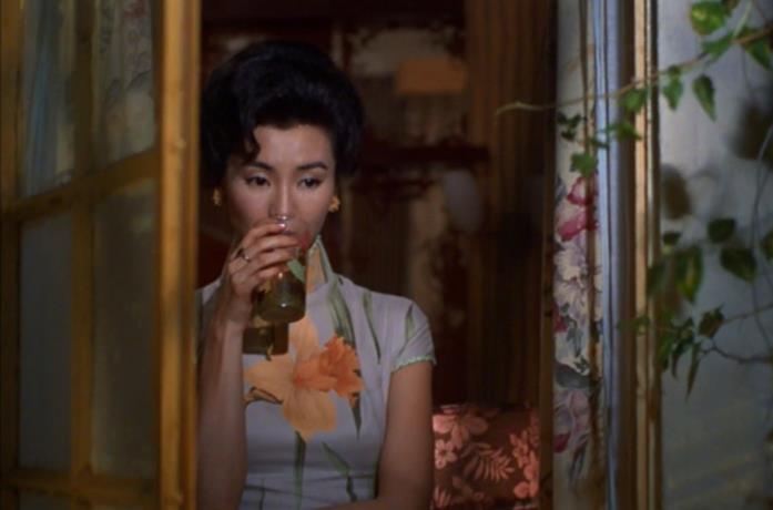 Maggie Cheung beve un bicchiere d'acqua