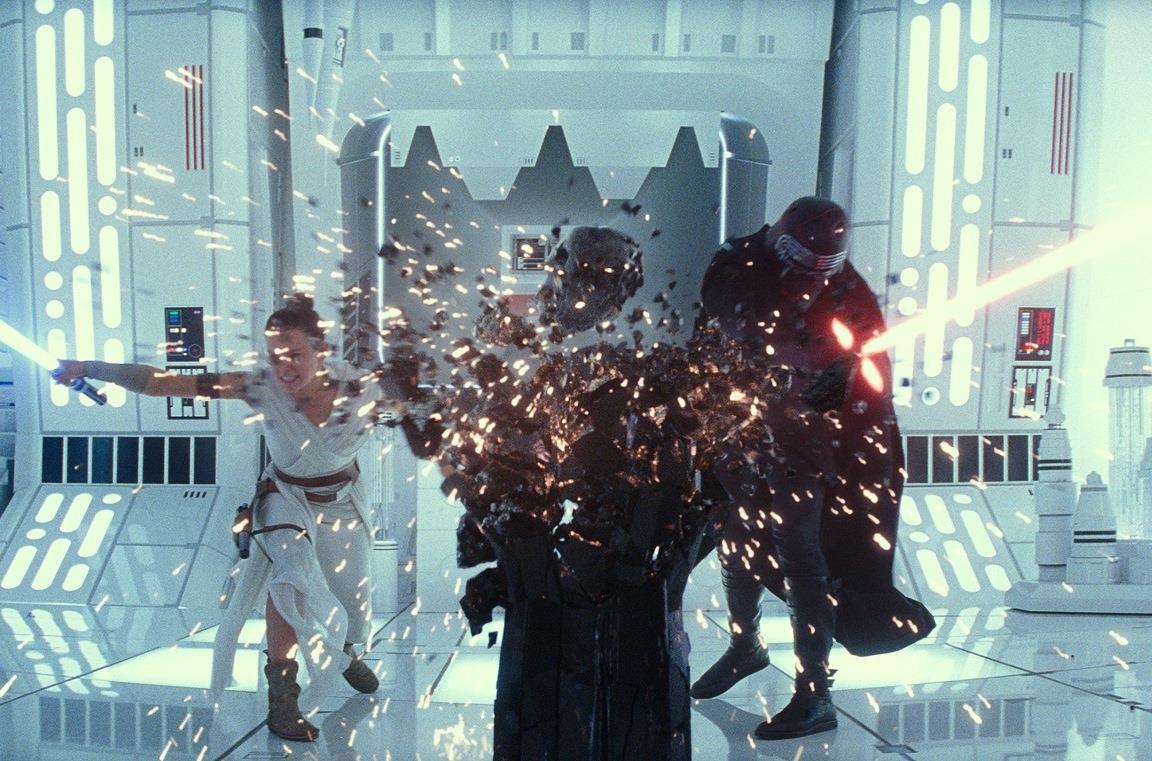 Daisy Ridley e Adam Driver in una scena del film Star Wars: L'ascesa di Skywalker