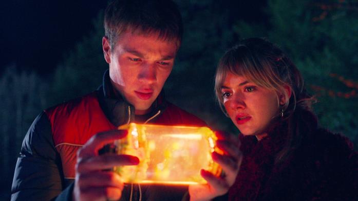 Tyler e Kinsey in una scena di Locke & Key Primo piano di Connor Jessup e Emilia Jones