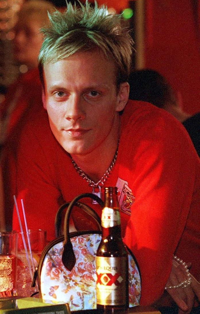 Antony Cotton in una scena di Queer as Folk UK Antony Cotton nel ruolo di Alexander Perry