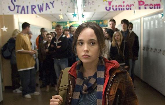Ellen Page in un corridoio di un liceo nel film Juno