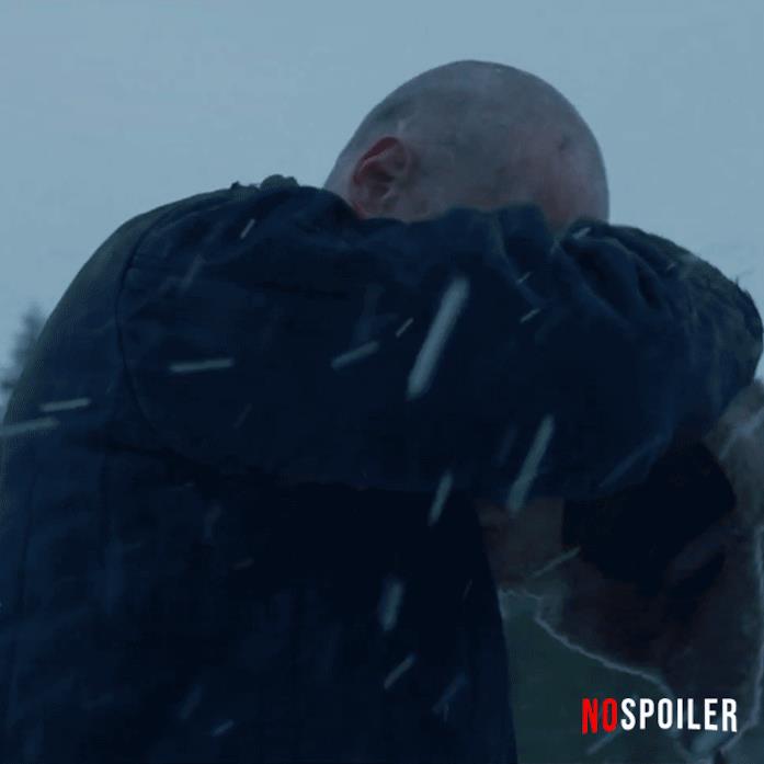 Hopper si mostra nella quarta stagione Hopper ha un look piuttosto diverso nella quarta stagione