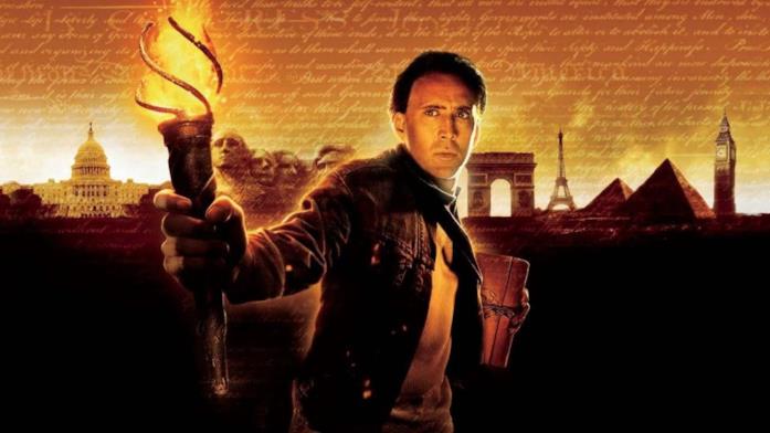 Nicolas Cage con in mano una torcia in una immagine promozionale del film Il mistero dei Templari