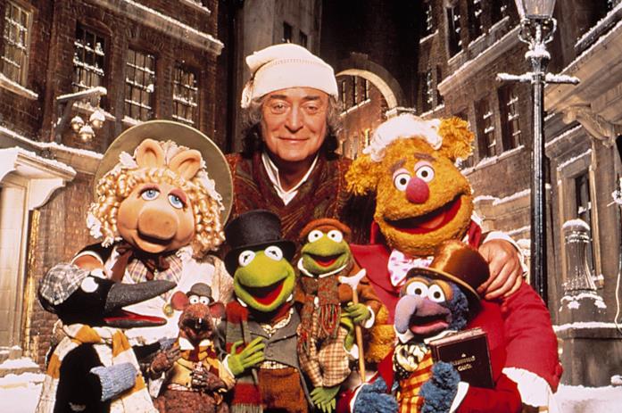 Il Canto di Natale dei Muppet Michael Caine assieme ai pupazzi del Muppet Show