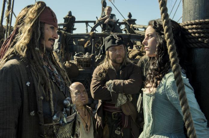 Jack e Carina in una scena di Pirati dei Caraibi 5