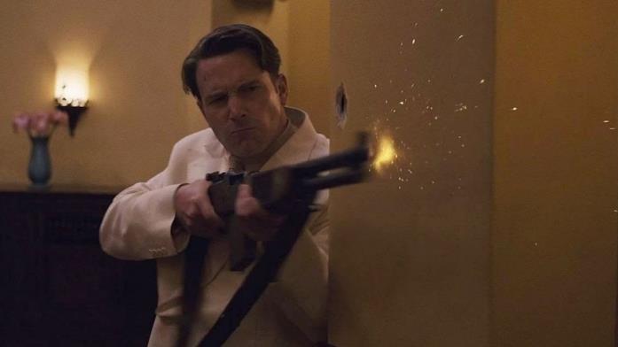 Ben Affleck impegnato in un conflitto a fuoco in una scena del film