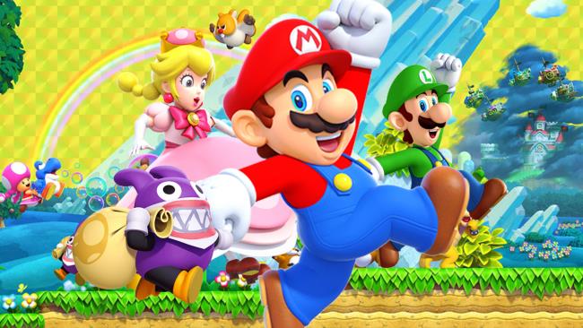 La copertina di un videogioco dedicato a Super Mario Bros. Super Mario, la Principessa Peach e Luigi corrono nello storico tracciato