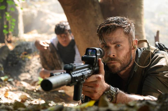 Chris Hemsworth e Rudhraksh Jaiswal in una scena di Tyler Rake