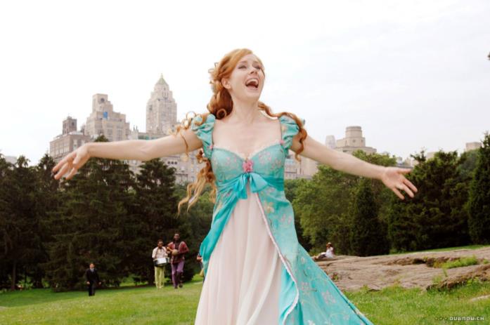 Le frizzanti e delicate musiche di Come d'incanto sono state realizzate da Alan Menken Un'immagine in piano americano che ritrae Giselle, protagonista di Come d'incanto