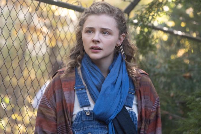 Mother/Android: il finale del film e l'emozionante storia vera che l'ha ispirato Un primo piano di Chloë Grace Moretz in una scena del film Mother/Android