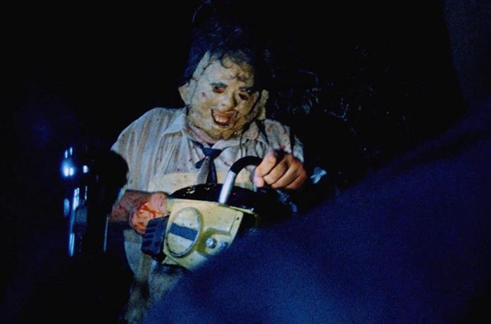 Gunnar Hansen in una scena del film Non aprite quella porta del 1974