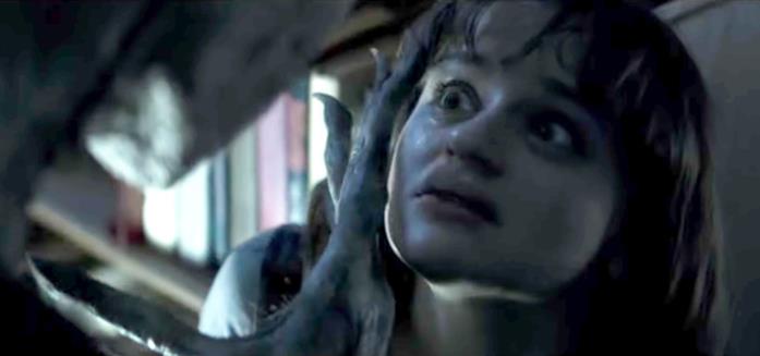 Una scena del film Slender Man Joey King alle prese con lo Slender Man
