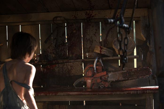 Fede Alvarez annuncia i suoi prossimi progetti: due horror da non perdere Una scena del film Leatherface - Il massacro ha inizio