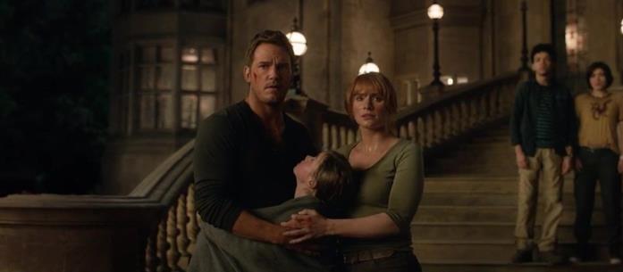 Owen, Claire e la piccola Maisie nella scena finale di Jurassic World - Il regno distrutto Una delle ultime scene di Jurassic World - Il regno distrutto