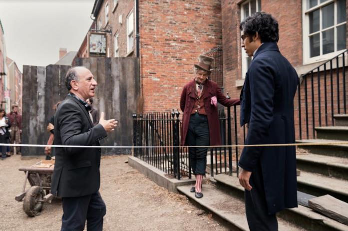 La vita straordinaria di David Copperfield - Iannucci sul set Iannucci spiega una scena a Patel e Capaldi