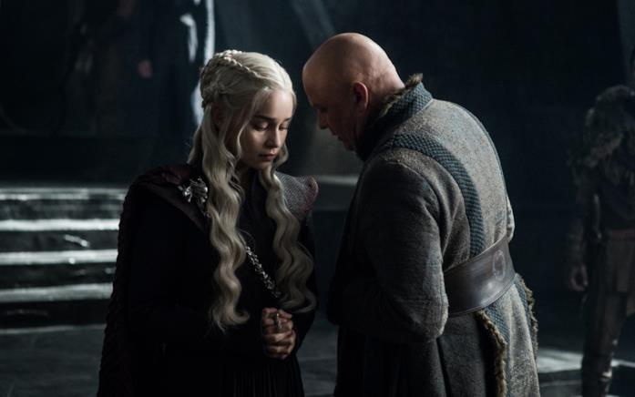Emilia Clarke risolve il mistero della tazza di caffè in Game of Thrones Emilia Clarke e Conleth Hill in Game of Thrones