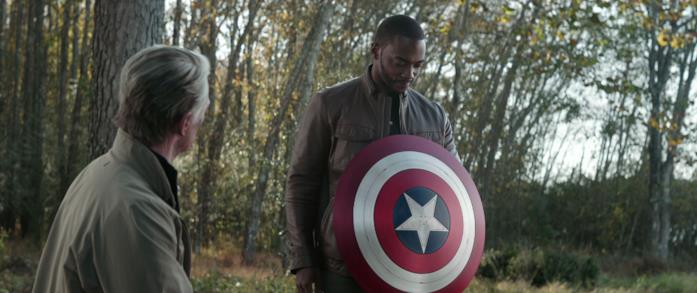 Sam eredita il testimone da Steve Rogers ormai invecchiato anthony mackie falcon scudo capitan america avengers endgame
