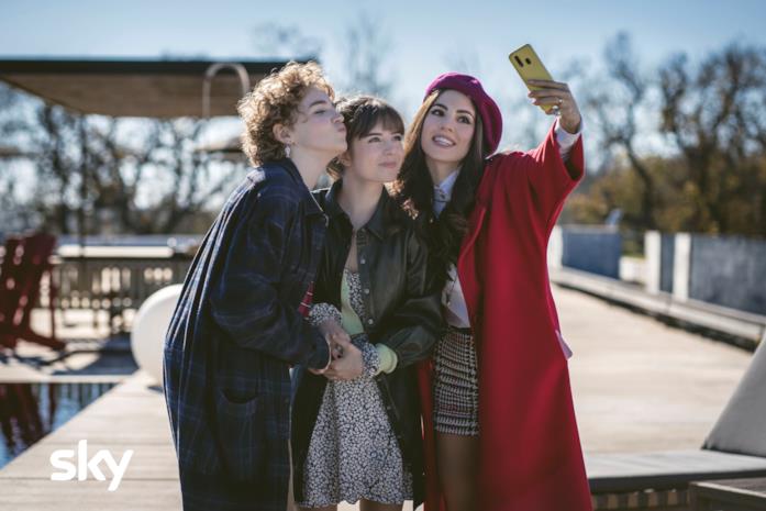 Un selfie dei giovani protagonisti di Genitori vs Influencer