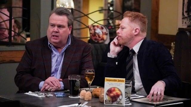 Jesse Tyler Ferguson e Eric Stonestreet in una scena della serie TV Modern Family Mitch e Cam si trovano in un locale