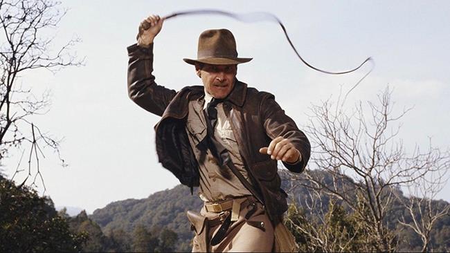 Indiana Jones in azione con la celebre frusta