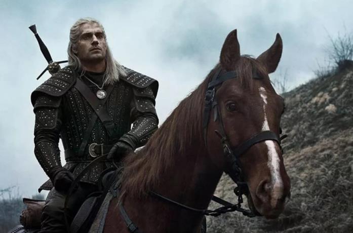 Geralt sul suo cavallo in un'immagine della serie