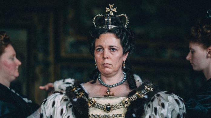 La regina Anna (Olivia Colman) La regina Anna con il vestito cerimoniale prima di un annuncio politico