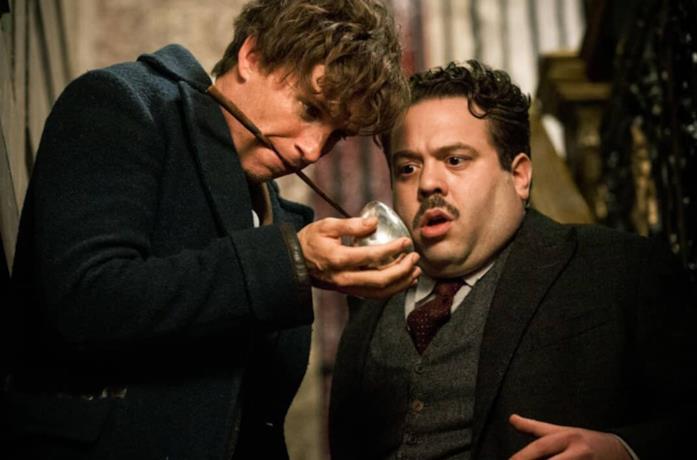 Scamander armeggia con una bacchetta
