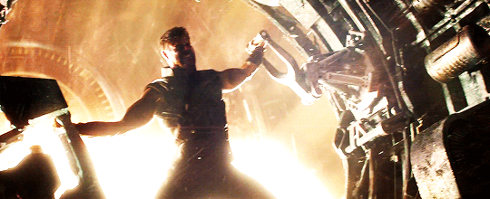 Chris Hemsworth tenta di contenere un'energia enorme nel trailer di Infinity War