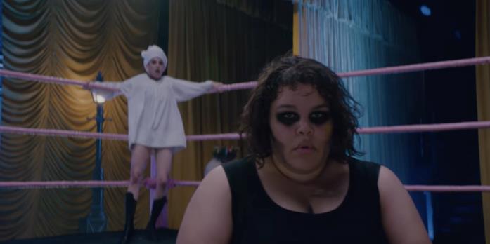 GLOW 3x10: Carmen nello spettacolo di Scrooge GLOW 3x10: Carmen