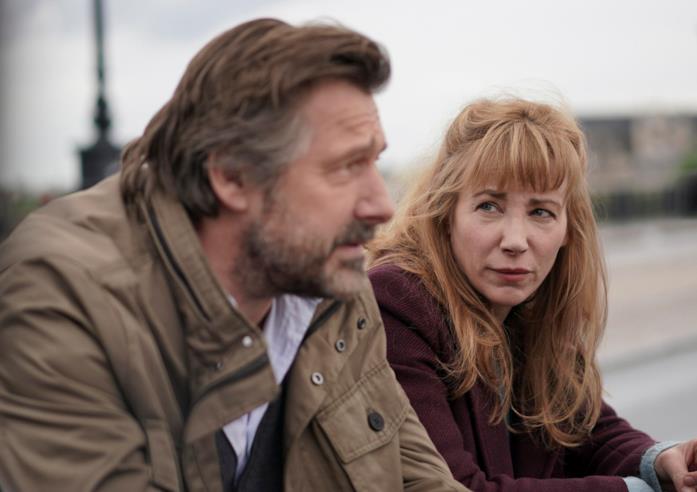 Alexandra: cosa devi sapere sulla serie crime francese Bernard Yerlès e Julie Depardieu in una scena della serie Alexandra