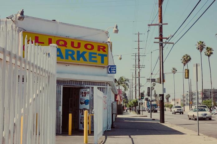 Un'immagine del documentario A Love Song For Latasha Il Liquor Market a Los Angeles