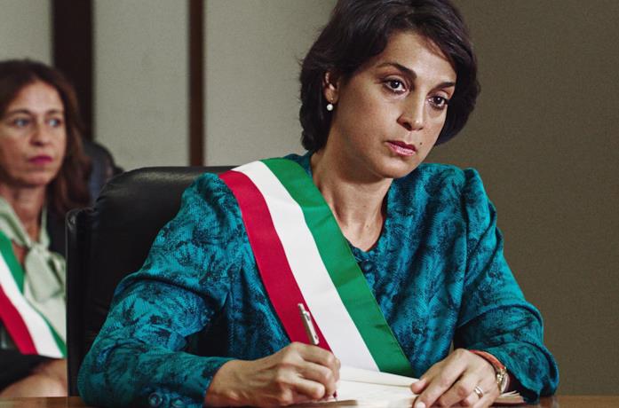Un primo piano di Donatella Finocchiaro nella fiction Io, una giudice popolare al Maxiprocesso
