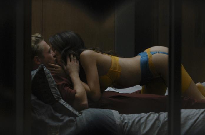 Ben Hardy e Natasha Liu Bordizzo in una scena del film The Voyeurs