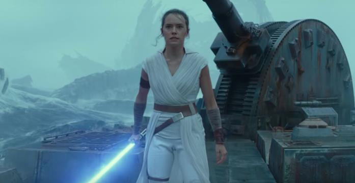 La recensione di Star Wars: L'Ascesa di Skywalker Un'immagine di Rey con la spada laser in mano