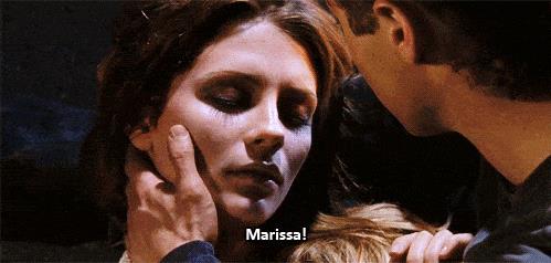 Marissa muore tra le braccia di Ryan Mischa Barton e Benjamin McKenzie nella scena della morte di Marissa in The O.C.