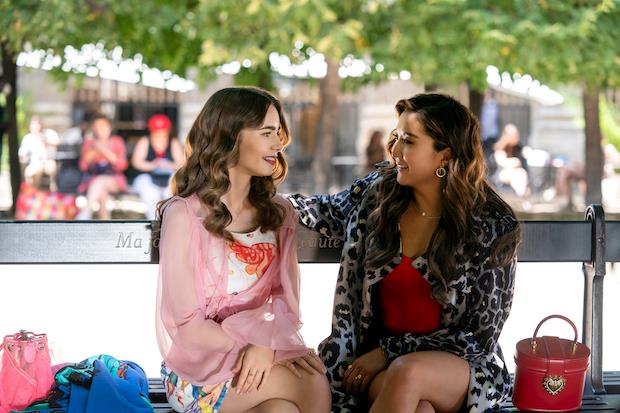 Emily e Mindy in Emily in Paris 2 Lily Collins e Ashley Park in Emily in Paris 2