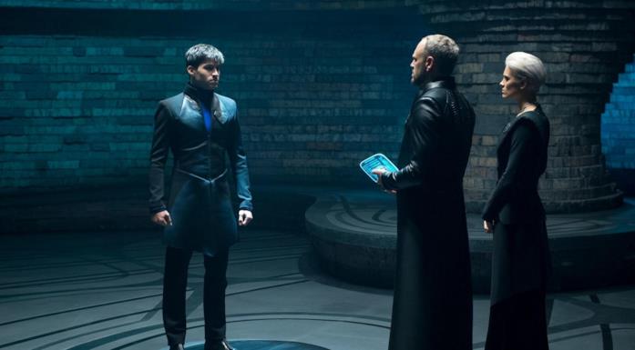 Seg-El interpretato da Cameron Cuffe Seg-El interpretato da Cameron Cuffe in una stanza sul set di Krypton
