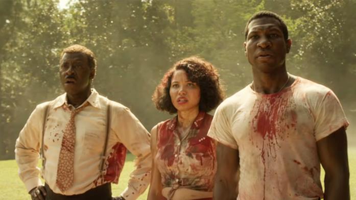 I tre protagonisti di Lovecraft Country Il cast di Lovecraft Country con i vestiti insanguinati