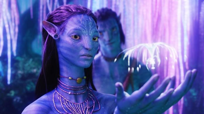 Neytiri (Zoe Saldana) Neytiri, sotto l'Albero delle Voci, guarda incantata un seme di Eywa,